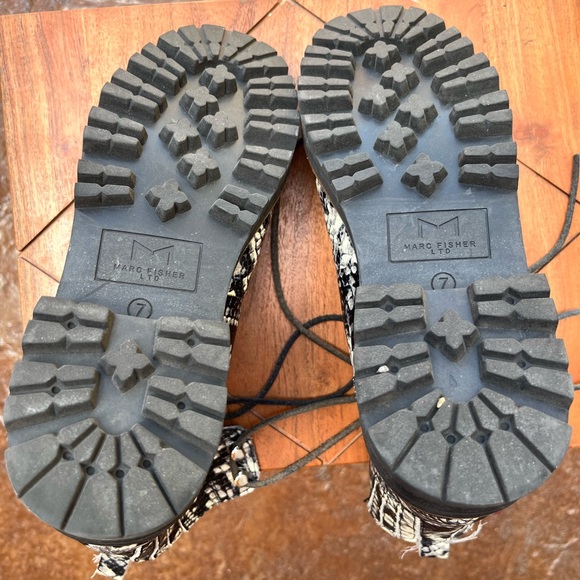 Marc Fisher LTD “Lizzie” leather combat boots- like new! Sz 7 - Picture 5 of 7